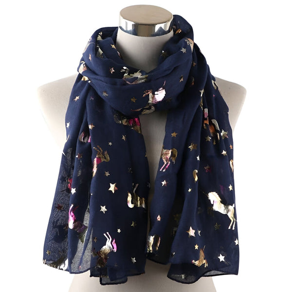 Écharpe bleu marine avec motifs d'étoiles et de licornes dorées, drapée sur un mannequin. Tissu léger et vaporeux, idéal pour accessoiriser une tenue avec une touche de fantaisie et d'élégance., 45502079435007 | Licorne Shop
