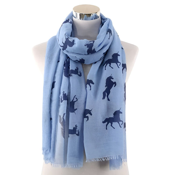 Écharpe bleu clair avec motifs d'unicorne marine sur un mannequin. Texture légère et franges délicates. Accessoire de mode original et tendance., 45502079828223 | Licorne Shop