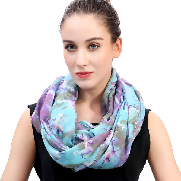 Portrait d'une femme portant un foulard infini turquoise et violet à motif licornes. Accessoire de mode original et coloré., 45502094016767 | Licorne Shop