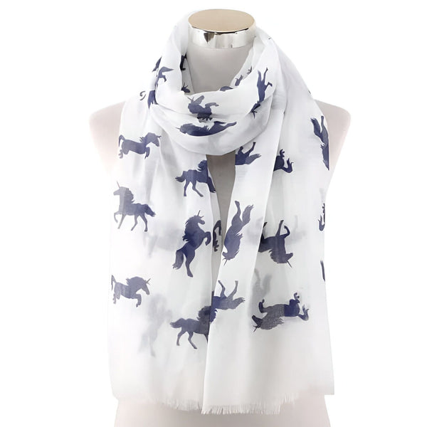 Écharpe blanche légère avec motif d'unicorne bleu marine, enroulée autour d'un mannequin. Accessoire de mode original et féérique., 45502337286399 | Licorne Shop