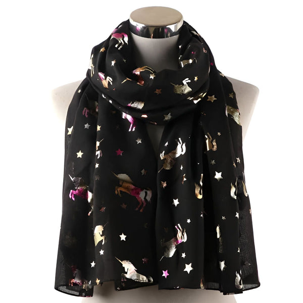 Écharpe noire avec motif licornes et étoiles métallisées, présentée sur un mannequin. Accessoire de mode élégant et fantaisiste., 45502071734527 | Licorne Shop