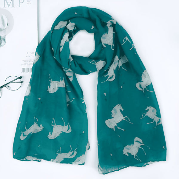Écharpe turquoise avec motifs de chevaux blancs, élégante et fluide, sur fond blanc, idéale pour accessoiriser une tenue avec une touche d'originalité., 45502088478975 | Licorne Shop