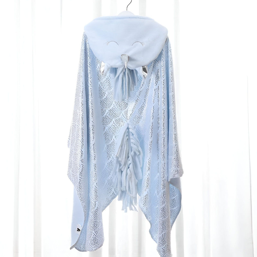 Cape pour enfant bleu clair avec capuche ornée d'un visage de renard et des détails argentés, design queue de sirène. Tricot ajouré à motif écailles. Idéal pour se déguiser ou se réchauffer avec style., 45502093132031 | Licorne Shop