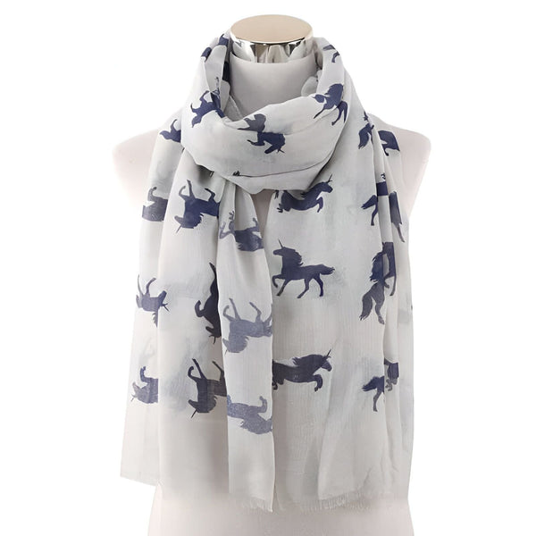 Écharpe blanche avec des motifs de licornes bleues. L'écharpe est drapée sur un mannequin blanc, mettant en valeur son design élégant., 45502079631615 | Licorne Shop