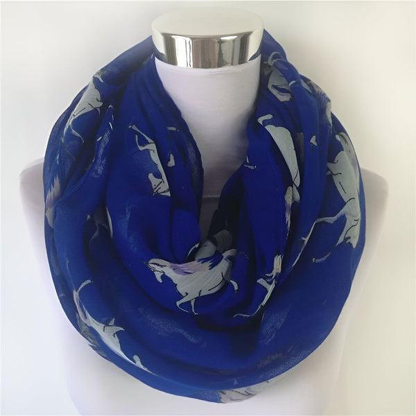 Écharpe tube bleu électrique avec motif de chevaux gris, enroulée autour d'un mannequin blanc. Accessoire de mode, style tendance, écharpe infinie., 45502094311679 | Licorne Shop
