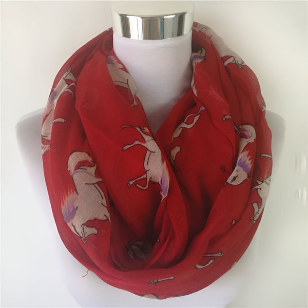 Écharpe infinie rouge en mousseline de soie avec motif de chevaux blancs, présentée sur un mannequin blanc. Accessoire de mode pour femmes., 45502337417471 | Licorne Shop