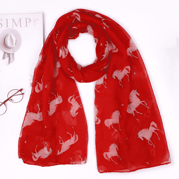 Écharpe rouge légère avec motifs de chevaux blancs. Accessoires de mode pour femmes, style équestre. Foulard imprimé cheval pour un look élégant et tendance., 45502339678463 | Licorne Shop