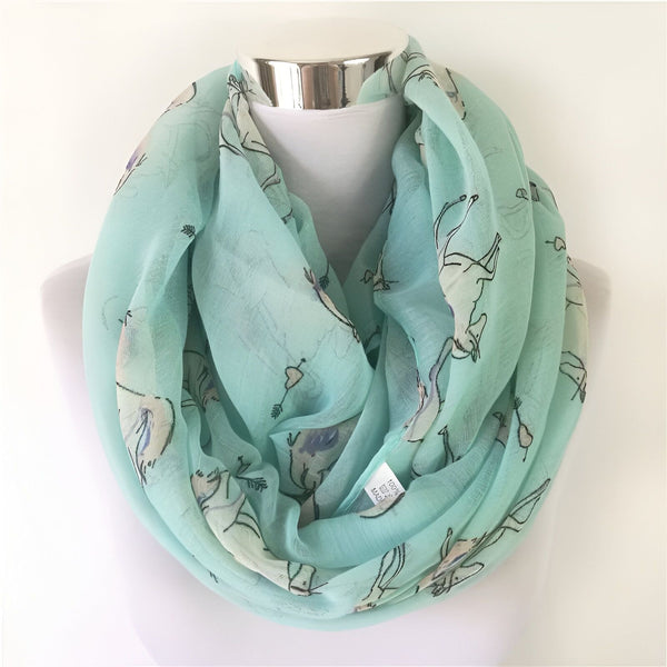 Écharpe infinie turquoise légère avec motif de cerfs et de flèches à cœur sur un mannequin. Accessoire de mode idéal pour le printemps et l'été., 45502090707199 | Licorne Shop