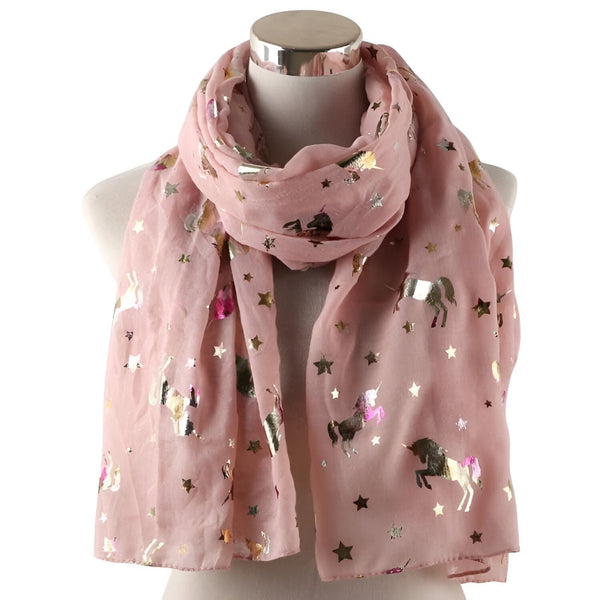 Écharpe rose pâle avec motifs de licornes et d'étoiles argentées et dorées, drapée sur un mannequin. Accessoire de mode féminin., 45502339743999 | Licorne Shop