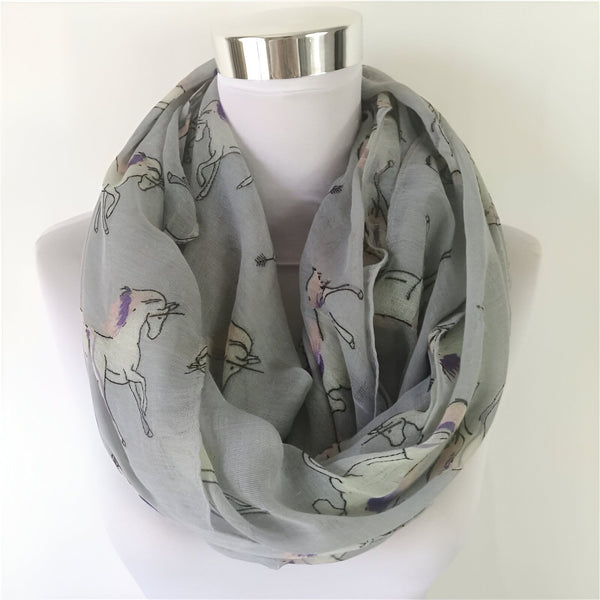 Écharpe tube gris clair à motifs de licornes stylisées, présentée sur un mannequin blanc. Accessoire de mode tendance., 45502092017919 | Licorne Shop
