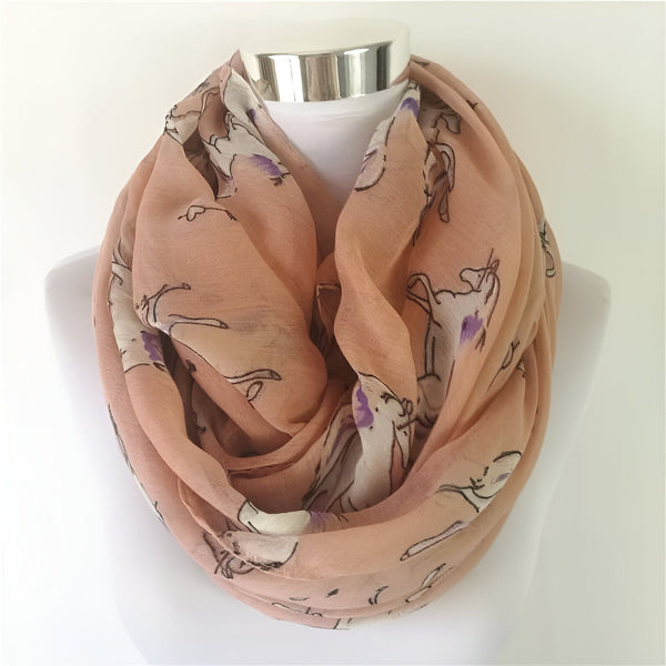Écharpe infinie pêche avec imprimé de licornes sur un mannequin blanc. Accessoire de mode féminine., 45502337384703 | Licorne Shop
