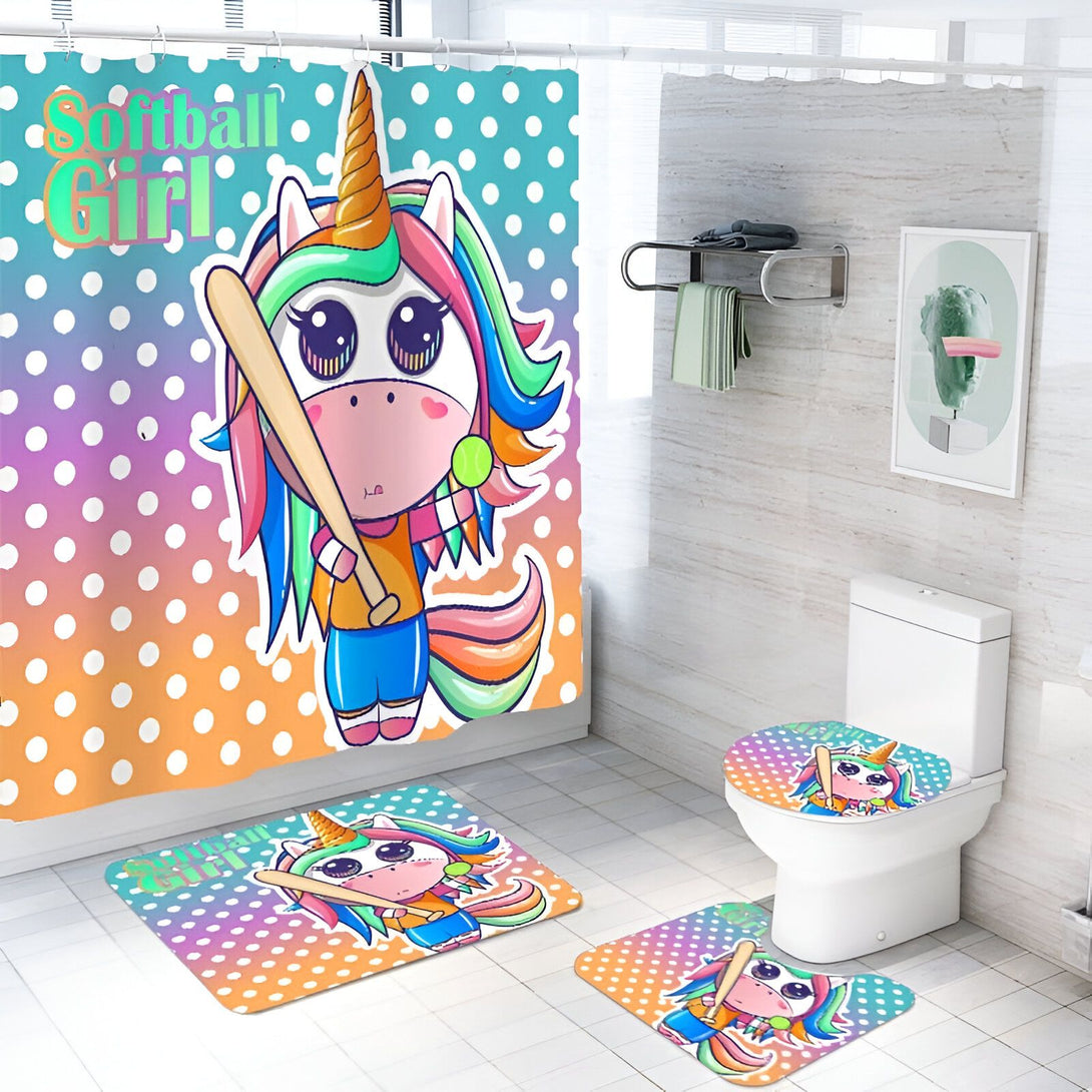 Salle de bain colorée avec ensemble de décoration comprenant un rideau de douche, un tapis de bain et un couvre-siège de toilette assortis. L'ensemble présente un motif d'une licorne jouant au softball., 45501091873023 | Licorne Shop