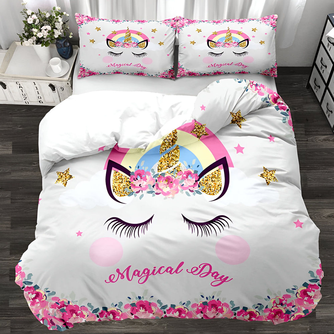 Ensemble de literie licorne pour enfants. Housse de couette blanche avec motif licorne, arc-en-ciel et fleurs. Oreillers assortis avec le même motif. Décoration de chambre enfant., 45501139484927,45501139517695,45501139550463,45501139583231,45501139615999,45501139648767,45501139681535,45501139714303,45501139747071,45501139779839,45501139812607,45501139845375,45501139878143 | Licorne Shop