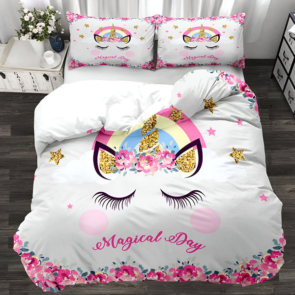 Ensemble de literie licorne pour enfants. Housse de couette blanche avec motif licorne, arc-en-ciel et fleurs. Oreillers assortis avec le même motif. Décoration de chambre enfant., 45501139484927,45501139517695,45501139550463,45501139583231,45501139615999,45501139648767,45501139681535,45501139714303,45501139747071,45501139779839,45501139812607,45501139845375,45501139878143 | Licorne Shop