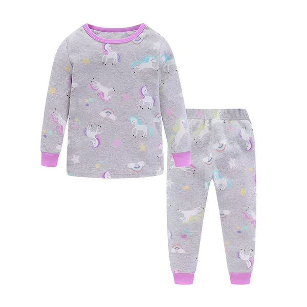 Pyjama enfant gris avec motif licorne et arc-en-ciel. Haut à manches longues et pantalon assorti avec bordures violettes. Idéal pour une nuit confortable et pleine de rêves magiques., 45501990306047,45501990338815,45501990371583,45501990404351,45501990437119,45501990469887,45501990502655,45501990535423 | Licorne Shop