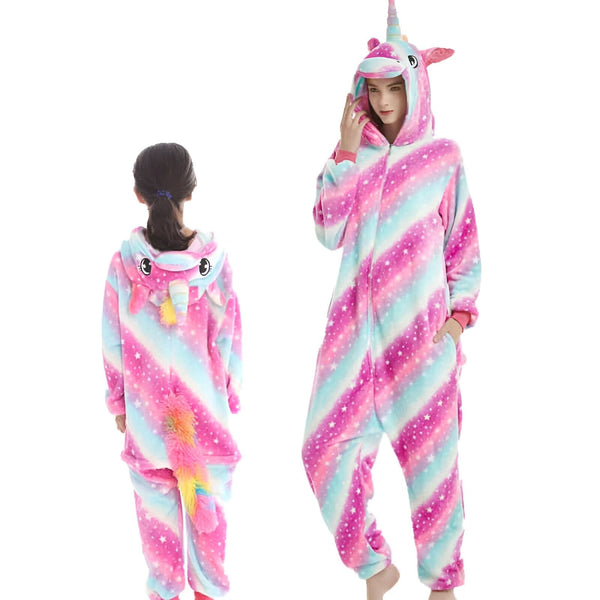 Deux personnes portant des combinaisons pyjamas licorne rayées roses et bleues. Une est une adulte, et l'autre est une jeune fille. La combinaison a une capuche avec un visage de licorne. La jeune fille a une queue multicolore., 45502368612607,45502368645375,45502368678143,45502368710911,45502368743679,45502368776447,45502368809215,45502368841983 | Licorne Shop