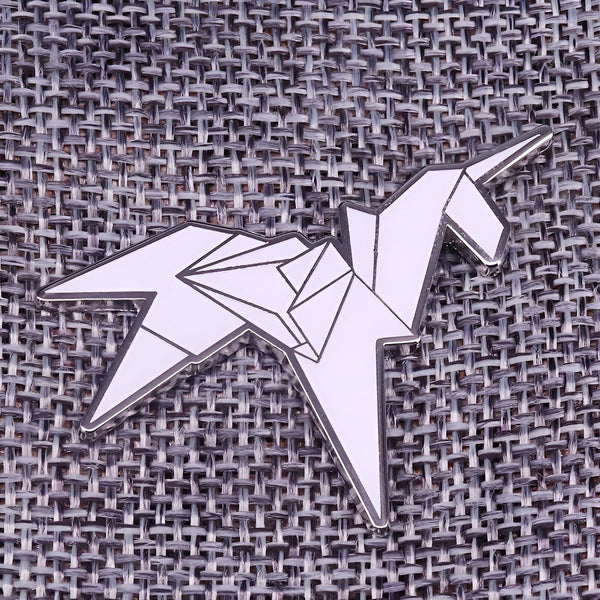 Épinglette en forme d'origami d'une licorne blanche avec un contour noir sur un fond tissé gris. Accessoire de mode., 45502391419135 | Licorne Shop