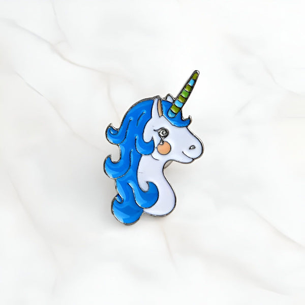 Épinglette d'émail représentant la tête d'une licorne blanche avec une crinière bleue et une corne rayée multicolore., 45502391386367 | Licorne Shop