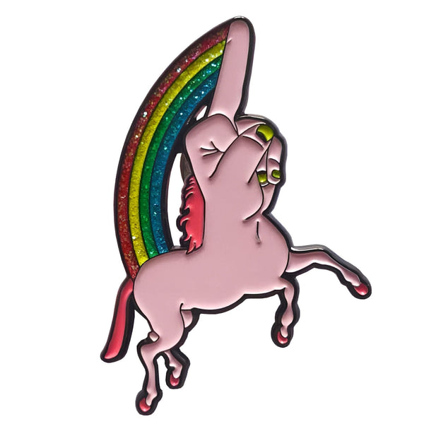 Épinglette d'un licorne rose irrévérencieux faisant un doigt d'honneur avec un arc-en-ciel étincelant en arrière-plan. Attitude rebelle et fantaisie colorée. Accessoire original et expressif., 45501797761279 | Licorne Shop