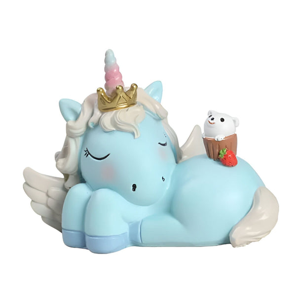 Statuette décorative d'un licorne bleu clair endormi, coiffée d'une couronne dorée et d'une corne rose. Un ourson blanc dans un cupcake et une fraise sont posés sur son dos., 45501363519743 | Licorne Shop