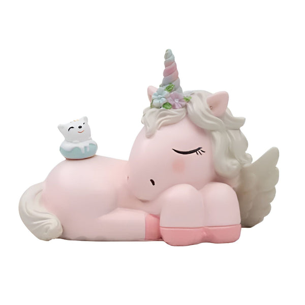 Figurine d'une licorne ailée rose pastel couchée, avec une corne multicolore ornée de fleurs, et un petit ours blanc souriant assis sur son dos. Décoration douce et rêveuse pour chambre d'enfant., 45501362798847 | Licorne Shop