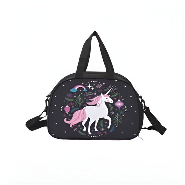 Sac de sport noir pour enfants avec un motif de licorne blanche avec une crinière rose, entourée d'arbres de Noël, d'étoiles, d'un arc-en-ciel et de décorations suspendues., 45501326819583 | Licorne Shop