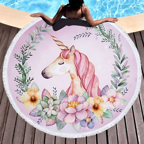 Serviette de plage ronde avec un motif de licorne rose entourée de fleurs, placée près d'une piscine. Une femme est allongée, les bras sur la serviette., 45501252403455 | Licorne Shop