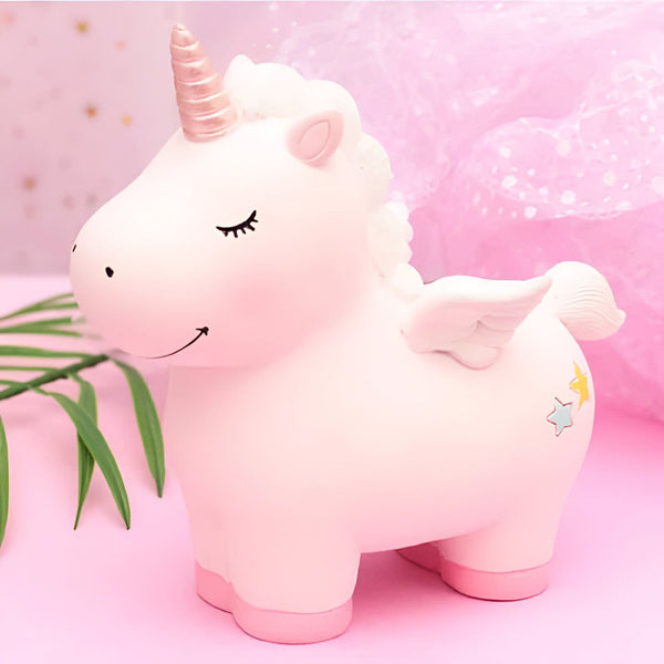 Tirelire licorne rose avec une corne dorée, des ailes, un sourire mignon et des étoiles sur le côté. Idéale pour une chambre d'enfant ou une décoration sur le thème des licornes., 45501163700479 | Licorne Shop