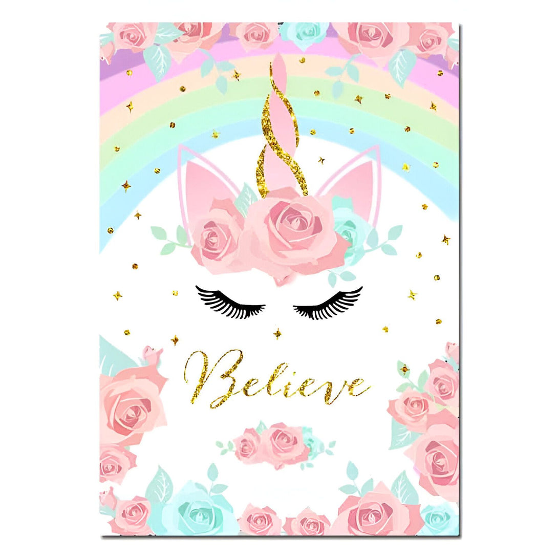 Illustration d'une licorne avec des roses roses et bleues, une corne dorée brillante, un arc-en-ciel pastel et le mot doré "Believe". Illustration féerique, motif de licorne, conte de fées, rêve., 45501131653375 | Licorne Shop