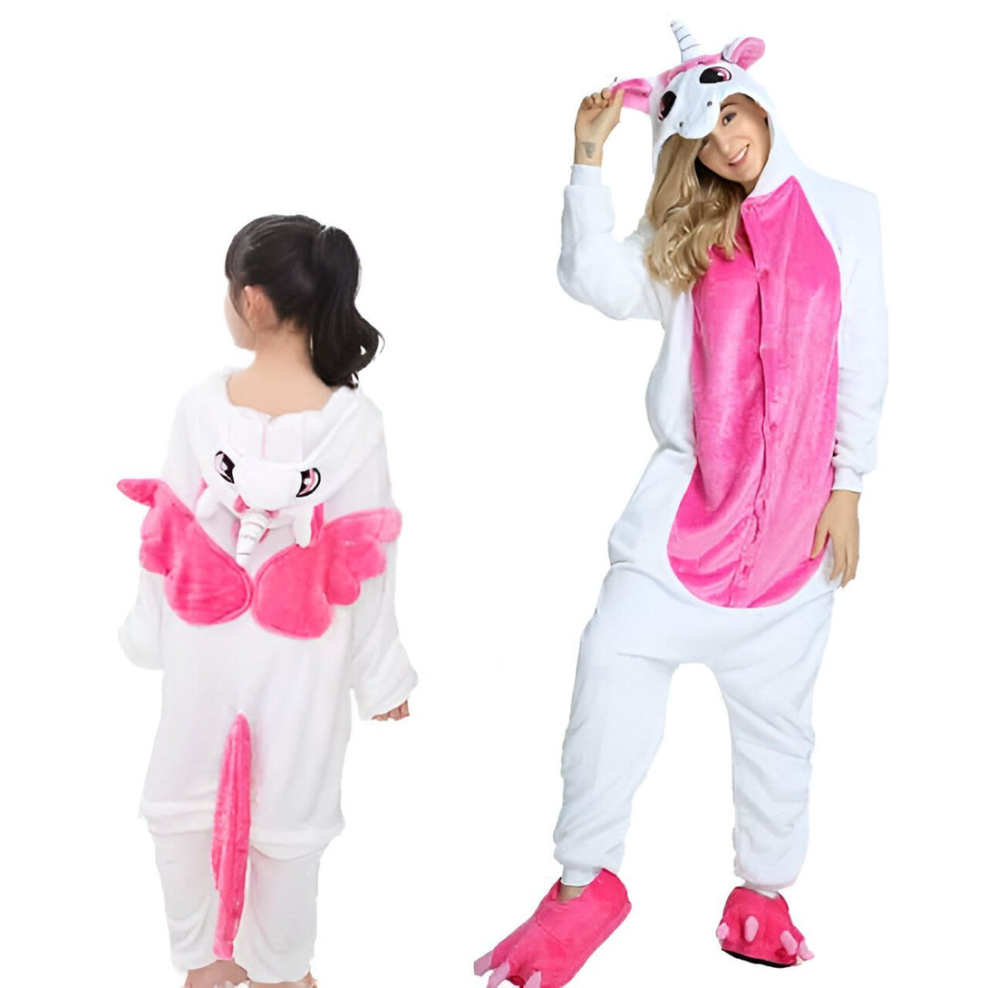 Une femme et une enfant portant des pyjamas de licorne blancs et roses avec des chaussons assortis., 45502358290687,45502358323455,45502358356223,45502358388991,45502358421759,45502358454527,45502358487295,45502358520063 | Licorne Shop