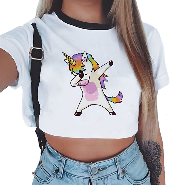 Femme portant un t-shirt court blanc avec col noir. Sur le t-shirt, un dessin animé d'une licorne faisant un dab. La licorne a une corne et une crinière arc-en-ciel et une tache rose sur son ventre. La femme porte un jean taille basse., 45501292773631 | Licorne Shop