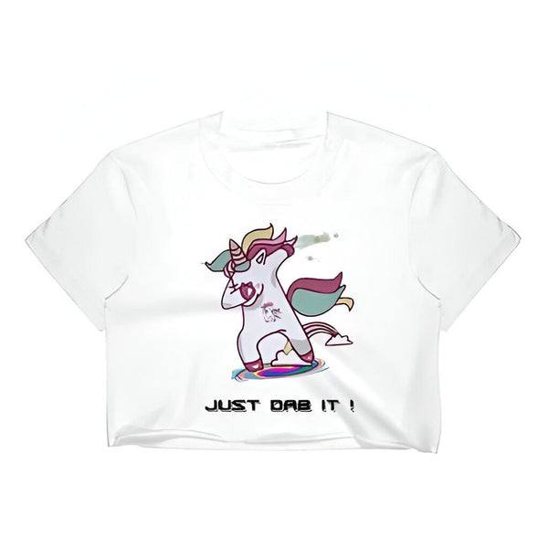 T-shirt blanc avec un dessin d'une licorne faisant un "dab" sur un arc-en-ciel. Inscription "JUST DAB IT !". Graphique humoristique et tendance. Idéal pour les fans de licornes et de memes., 45501298901247 | Licorne Shop