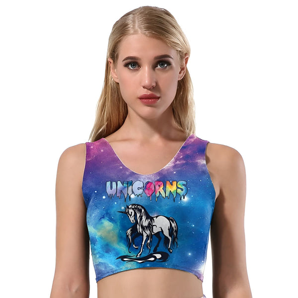 Portrait d'une jeune femme portant un crop top imprimé de l'espace avec un motif de licorne et le mot "UNICORNS" en lettres colorées., 45502414291199 | Licorne Shop