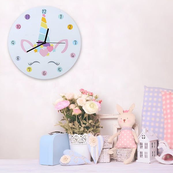 Une chambre d'enfant pastel avec une horloge licorne murale, un bouquet de fleurs, des coussins à carreaux, une valise bleue, des cœurs en tissu, une maison miniature, un cheval à bascule et un lapin en peluche. Décoration douce et enfantine., 45501132636415 | Licorne Shop