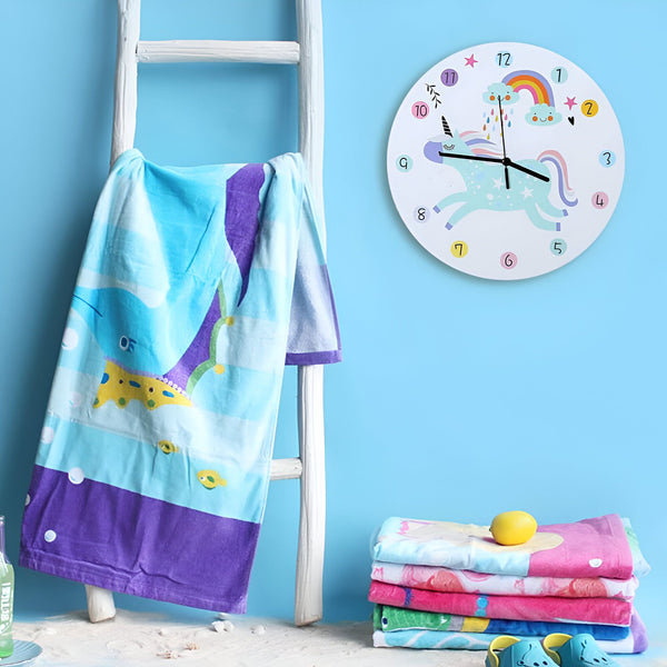 Image d'une chambre d'enfant avec une échelle blanche, une serviette de plage colorée, une horloge murale licorne et une pile de serviettes. Décoration douce et ludique pour une ambiance joyeuse et enfantine., 45501135552767 | Licorne Shop