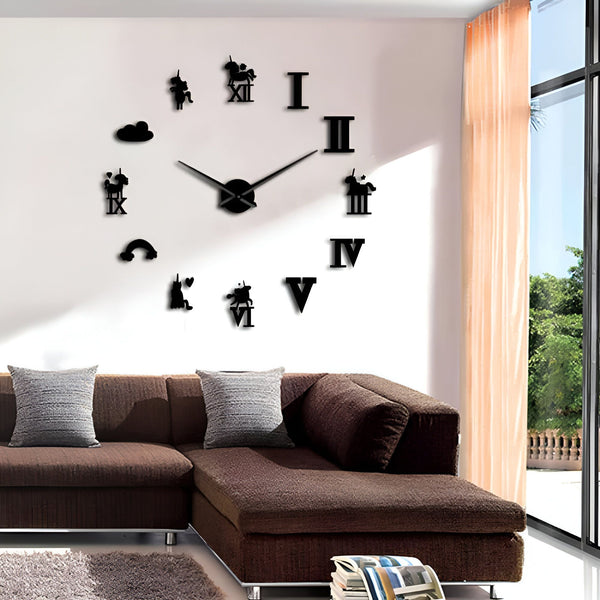 Salon avec canapé marron. Sur le mur, une horloge murale décorative noire avec des chiffres romains et des silhouettes de chevaux. Une fenêtre avec des rideaux clairs laisse entrer la lumière naturelle., 45501136011519 | Licorne Shop