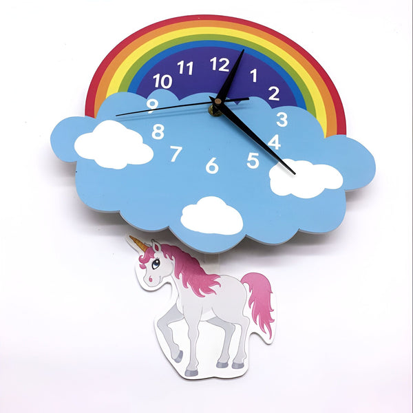 Horloge enfantine avec un arc-en-ciel et un nuage bleu, chiffres de 1 à 12. Illustration d'un dessin animé de licorne blanche aux cheveux roses en bas. Décoration murale pour chambre d'enfant., 45501137846527 | Licorne Shop