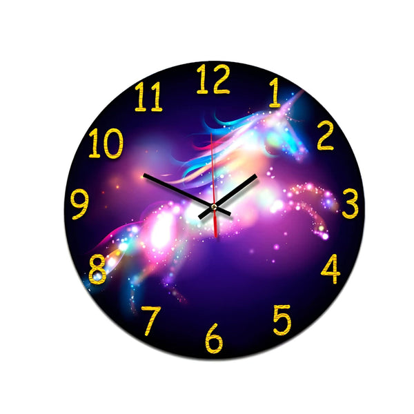 Horloge murale ronde avec un motif d'un licorne coloré et pailleté sur un fond violet foncé étoilé, chiffres dorés., 45501137387775 | Licorne Shop