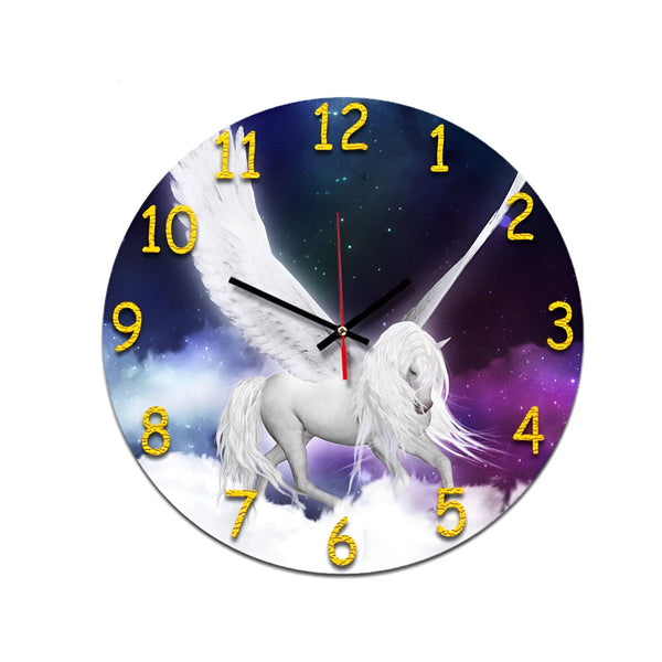 Horloge murale ronde avec un Pégase blanc ailé au centre, sur un fond cosmique bleu et violet. Chiffres dorés de 1 à 12. Aiguilles noires et trotteuse rouge. Décoration intérieure fantaisie., 45501133029631 | Licorne Shop