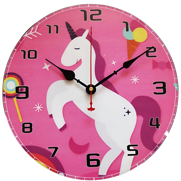 Horloge murale rose pour enfants avec un motif de licorne blanche. Des numéros noirs indiquent les heures. On voit aussi une sucette, une glace et un arc-en-ciel. Décoration amusante pour une chambre d'enfant., 45501135061247 | Licorne Shop