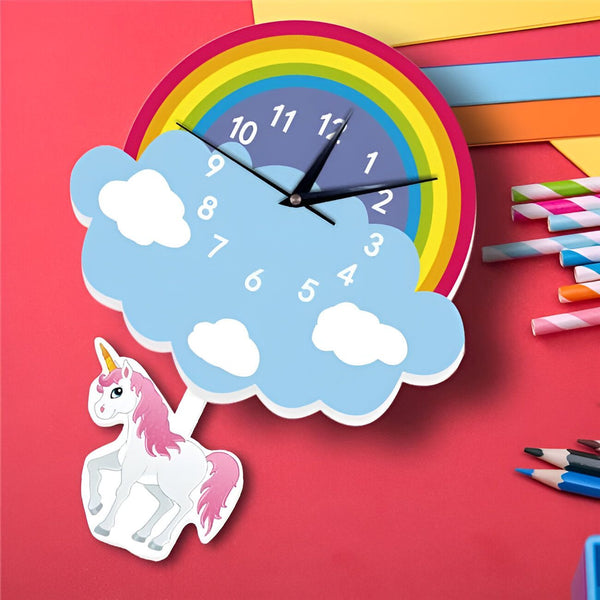 Horloge murale enfantine avec motif arc-en-ciel et nuages bleus. Un sticker d'un licorne rose et blanc est collé. Des pailles rayées et des crayons colorés ajoutent une touche ludique., 45501137617151 | Licorne Shop