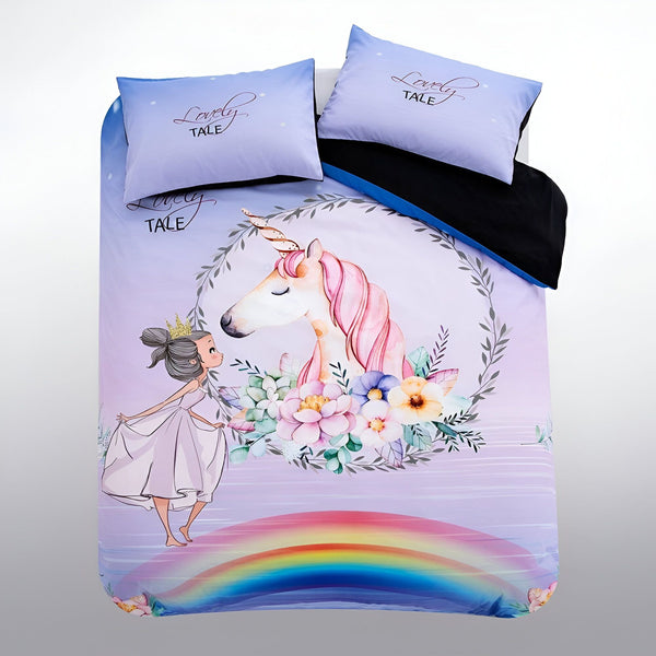 Une couette imprimée avec une licorne et une fille dans un cadre floral avec un arc-en-ciel.