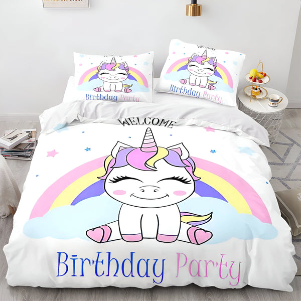 Une image d'une chambre à coucher avec une couette blanche imprimée d'une licorne assise sur un arc-en-ciel avec le texte "Welcome Birthday Party".