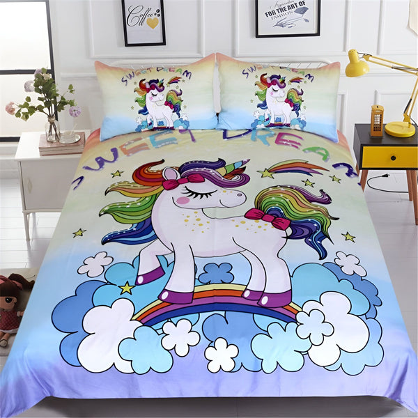Une chambre avec une parure de lit licorne. La parure de lit est composée d'une housse de couette et de deux taies d'oreiller. La housse de couette est imprimée d'une licorne avec un arc-en-ciel et des étoiles. Les taies d'oreiller sont imprimées de la même licorne. La chambre est également décorée d'un tapis licorne et d'un poster licorne.