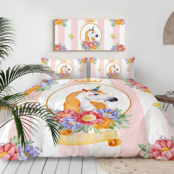 Une chambre avec une parure de lit licorne. La parure de lit est rose et blanche avec un motif de licornes et de fleurs. Il y a aussi un tapis rose et blanc avec un motif de licornes.