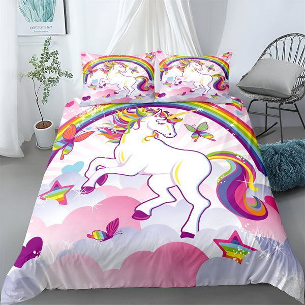 Une licorne blanche avec une crinière et une queue arc-en-ciel se tient debout sur un nuage rose. Il y a un arc-en-ciel au-dessus de la licorne et des papillons volent autour d'elle. La licorne est entourée d'étoiles et de nuages.