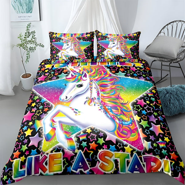 Une couette imprimée avec une licorne blanche et arc-en-ciel sur un fond étoilé noir. Le texte "Shine Like A Star" est écrit en lettres multicolores sur la couette.