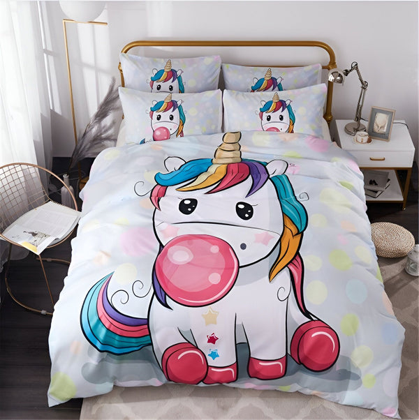 Une image d'une licorne assise sur un nuage et soufflant une bulle rose. La licorne est blanche avec une crinière et une queue arc-en-ciel. Elle porte des étoiles sur les joues et des chaussettes rouges. Le fond est blanc avec des pois multicolores.