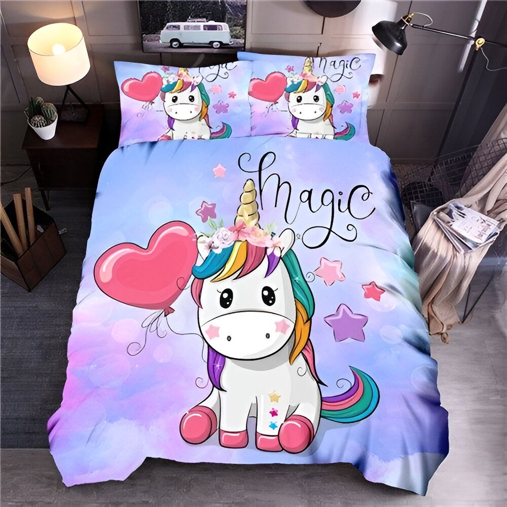 Une chambre d'enfant avec une parure de lit licorne. La parure de lit est composée d'une housse de couette et de deux taies d'oreiller. La housse de couette est imprimée d'une adorable licorne avec des étoiles et des cœurs. Les taies d'oreiller sont imprimées du même motif. La parure de lit est en coton et est lavable en machine.