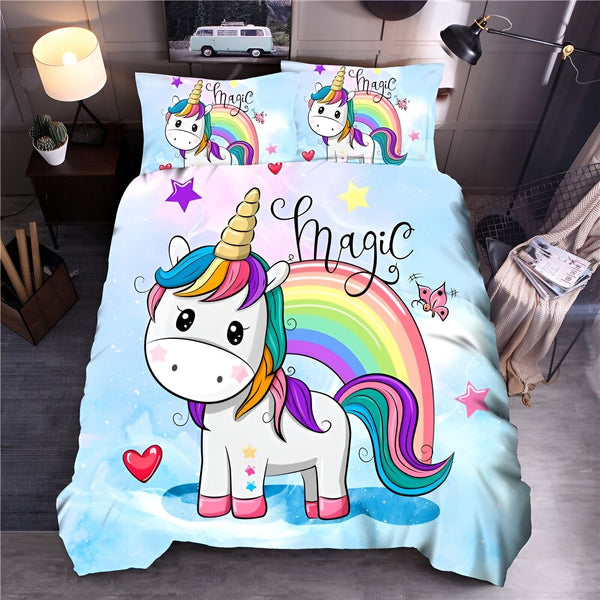 Une chambre d'enfant avec une parure de lit licorne. La parure de lit est composée d'une housse de couette et de deux taies d'oreiller. La housse de couette est imprimée d'une adorable licorne blanche avec une crinière et une queue arc-en-ciel. Les taies d'oreiller sont imprimées du même motif. La chambre est également décorée d'un tapis arc-en-ciel et de peluches.